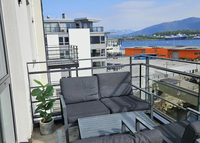 Brosundet Balcony Bliss, Ev Garage, Supermarket Next Building Apartment